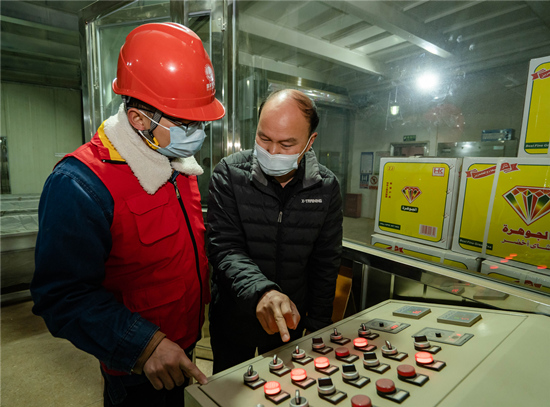 電力工作人員對用電企業(yè)進(jìn)行指導(dǎo)。受訪單位供圖