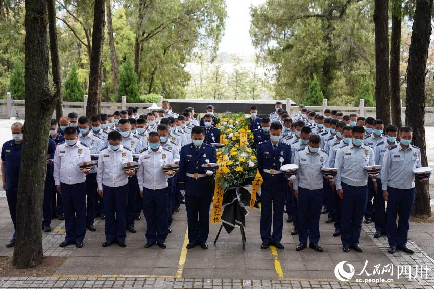 涼山州森林消防支隊(duì)駐西昌全體消防救援人員一同前往西昌市烈士陵園舉行紀(jì)念活動(dòng)。樊文淵攝