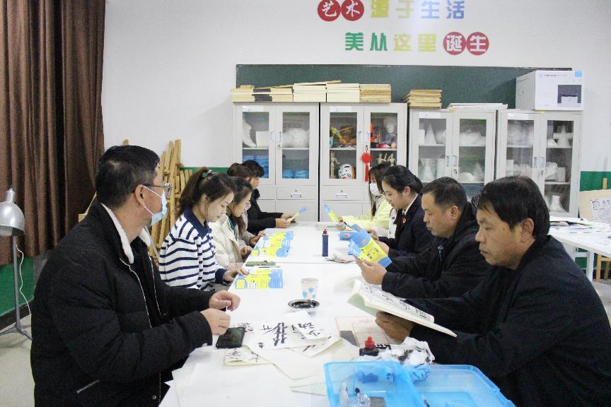 河北省臨西縣人民檢察院未檢檢察官在臨西縣第二小學(xué)為家長講解家庭教育促進(jìn)法。 孫國月攝