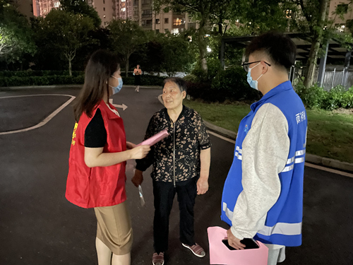 工作人員在小區(qū)進行宣傳。受訪單位供圖