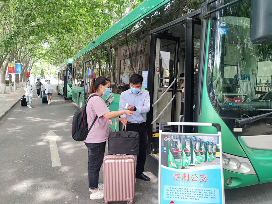 公交車從校園宿舍樓下出發(fā)，直達鄭州火車站和鄭州東站。崔晨攝