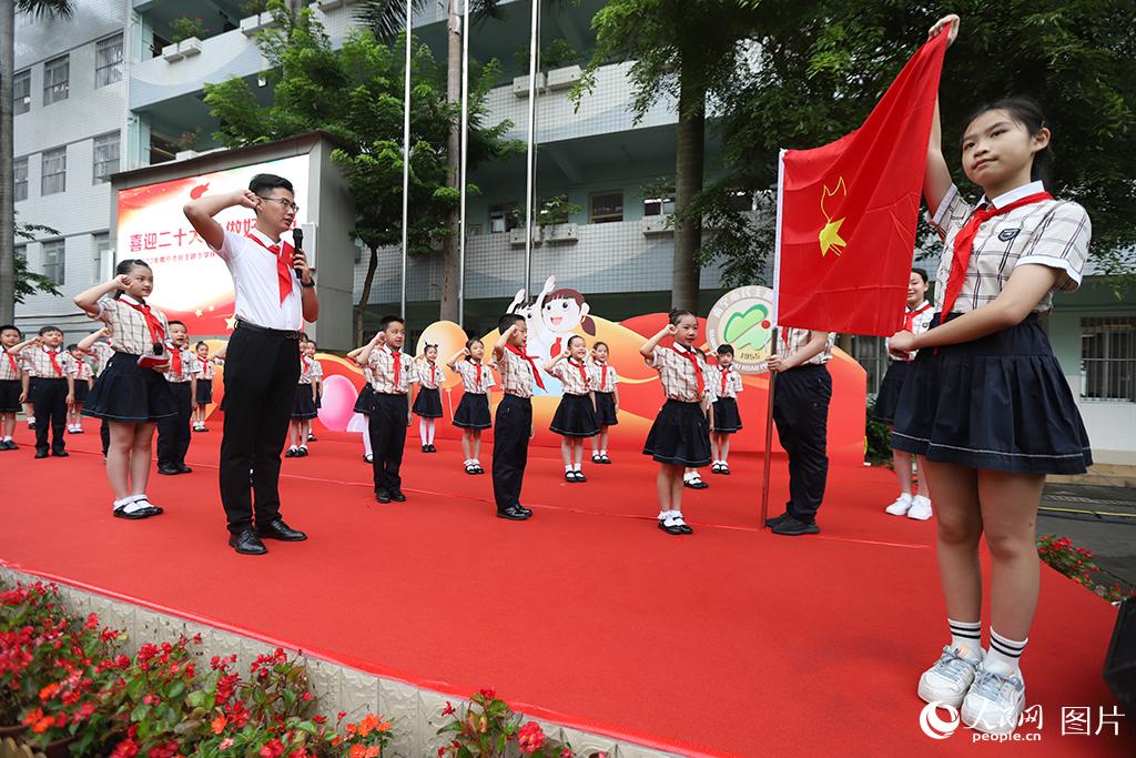 5月31日，在廣西壯族自治區(qū)南寧市民主路小學，學校大隊輔導員帶領少先隊員呼號。人民網(wǎng)記者 嚴立政攝