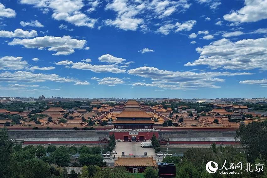 北京再現(xiàn)“高顏值”藍(lán)天白云。 人民網(wǎng) 池夢(mèng)蕊攝