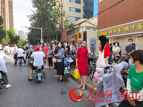 石家莊外國(guó)語(yǔ)學(xué)?？键c(diǎn)外送考的家長(zhǎng)。人民網(wǎng) 祝龍超攝