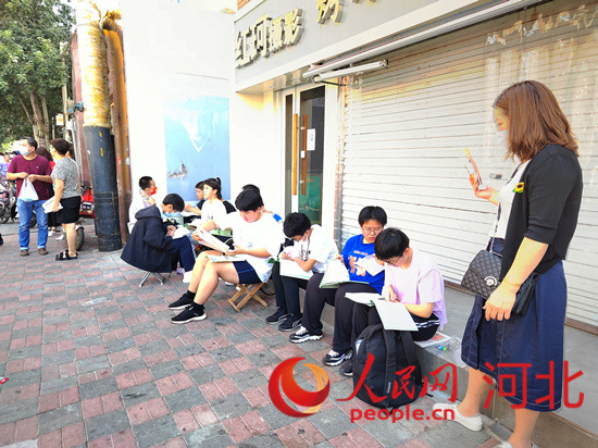 臨進(jìn)考場(chǎng)，考生抓緊時(shí)間再?gòu)?fù)習(xí)一下。人民網(wǎng) 祝龍超攝
