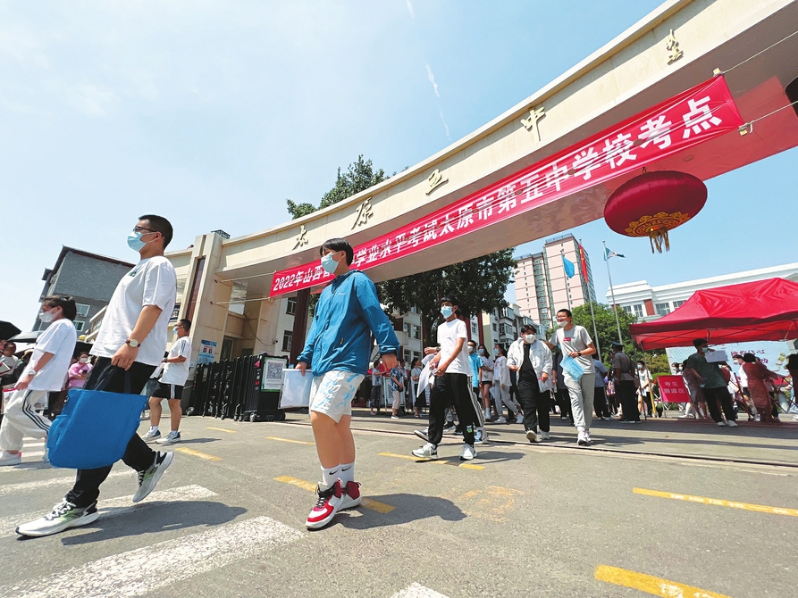 六月二十日，中考太原五中考點(diǎn)，完成首門考試的考生滿懷信心走出考場(chǎng)。記者李兆民攝
