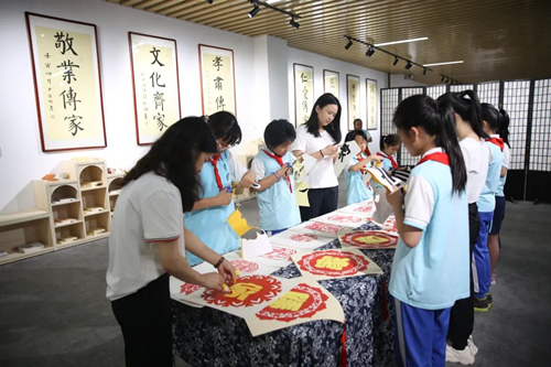 1、長(zhǎng)沙市雨花區(qū)校園清廉家風(fēng)館開館。受訪單位供圖