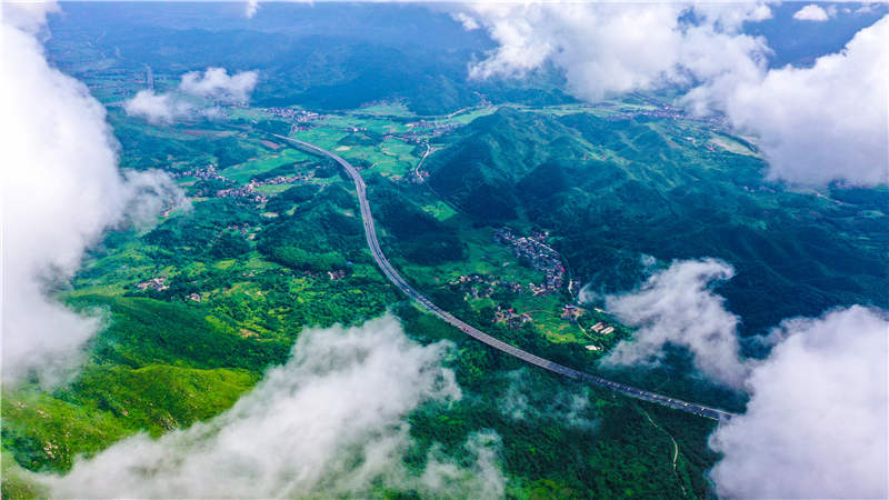湖南省常寧市廟前鎮(zhèn)泉井村，云霧繚繞，青山蒼翠，公路蜿蜒，秀美如畫。周秀魚春攝