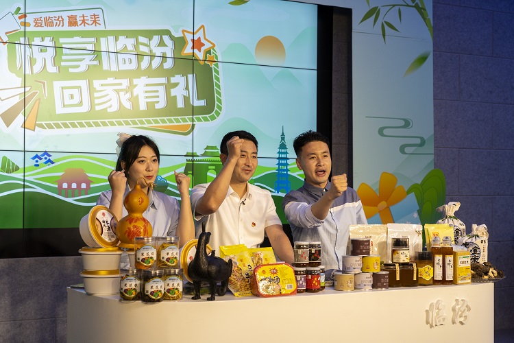 6月3日下午，在臨汾原產(chǎn)地商品體驗(yàn)店，曲沃縣副縣長(zhǎng)樊奇選對(duì)當(dāng)?shù)氐霓r(nóng)特產(chǎn)品、旅游景點(diǎn)進(jìn)行了推介代言。鄭遠(yuǎn)飛攝