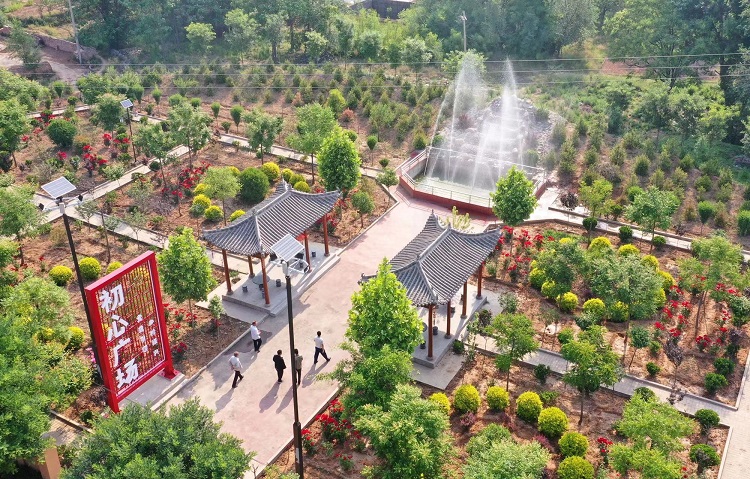 初夏時(shí)節(jié)，襄汾縣鄧莊鎮(zhèn)澗溝村初心廣場(chǎng)內(nèi)一派迷人的鄉(xiāng)村振興新圖景。李現(xiàn)俊攝