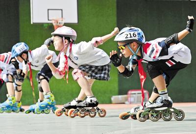 6月23日，邯鄲市邯山區(qū)實(shí)驗(yàn)小學(xué)的學(xué)生在練習(xí)輪滑。 當(dāng)日是國(guó)際奧林匹克日，該小學(xué)開展了“我運(yùn)動(dòng)、我健康、我快樂”為主題的體育活動(dòng)，通過足球、籃球、武術(shù)、輪滑、擊劍等運(yùn)動(dòng)，讓學(xué)生們享受運(yùn)動(dòng)健身的快樂，感受運(yùn)動(dòng)的魅力。 河北日?qǐng)?bào)通訊員 郝群英攝