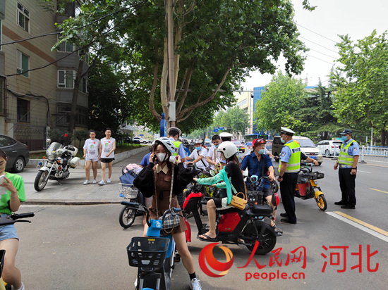 石家莊交警在查處非機(jī)動(dòng)車違章。人民網(wǎng)祝龍超攝