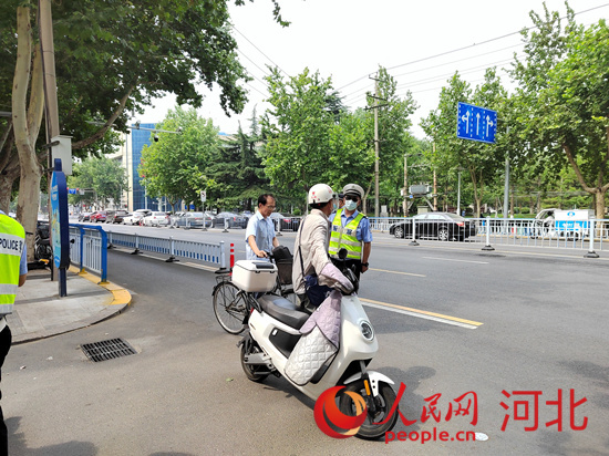 石家莊交警在查處非機(jī)動(dòng)車違章。人民網(wǎng)祝龍超攝