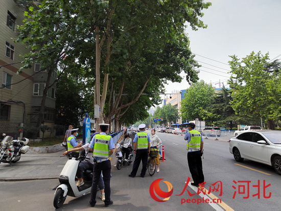 石家莊交警在查處非機(jī)動(dòng)車違章。人民網(wǎng)祝龍超攝