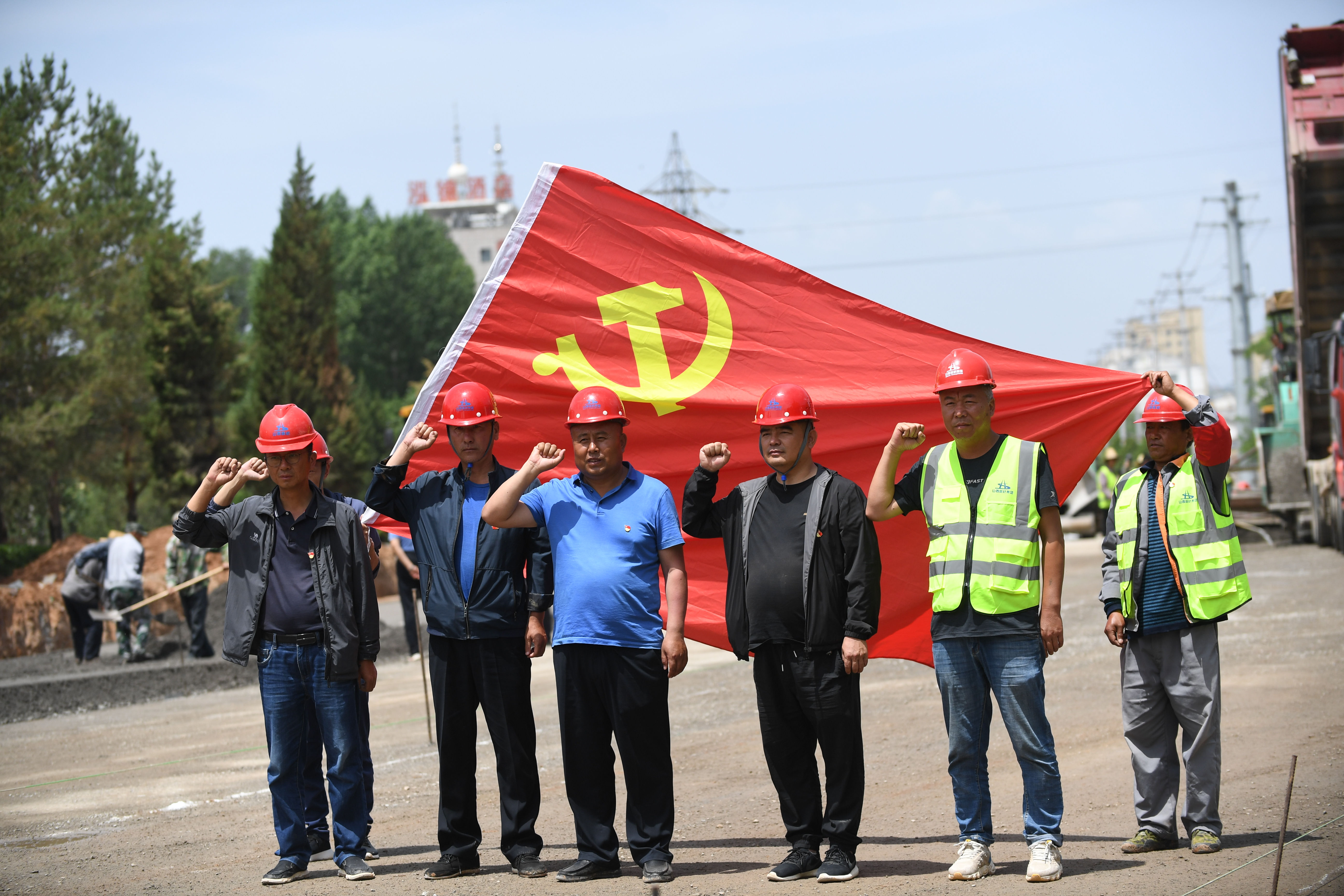 路橋工人在黨旗下宣誓。圖片由路橋公司提供