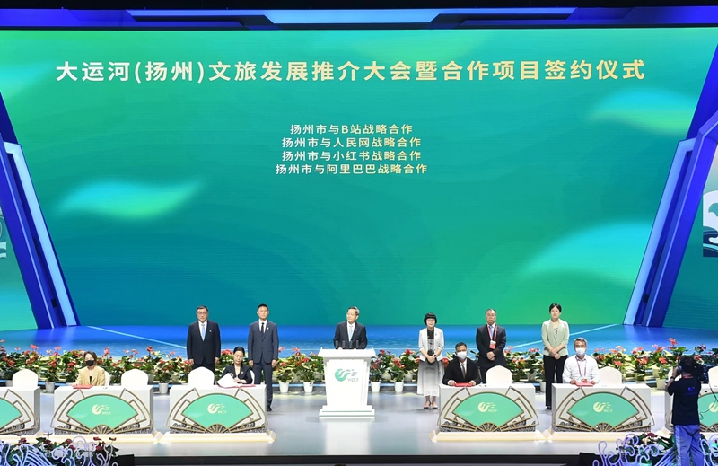 揚州市副市長劉流與人民網(wǎng)股份有限公司江蘇分公司總經(jīng)理汪崢嶸作為代表分別簽署了戰(zhàn)略合作協(xié)議。文斌攝