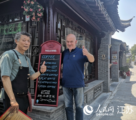 愛逛古巷的巴西人和揚(yáng)州朋友在仁豐里開了一家西餐廳。 人民網(wǎng) 張玉峰攝
