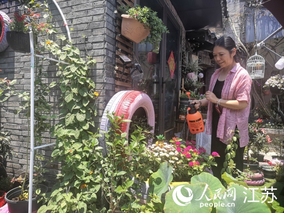 原在上海工作的袁荔退休后重回?fù)P州古城生活。 人民網(wǎng) 張玉峰攝