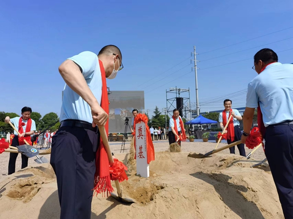 作為今年荷花節(jié)“開場秀”，理士新能源智造園區(qū)項(xiàng)目正式開工。人民網(wǎng) 馬曉波攝