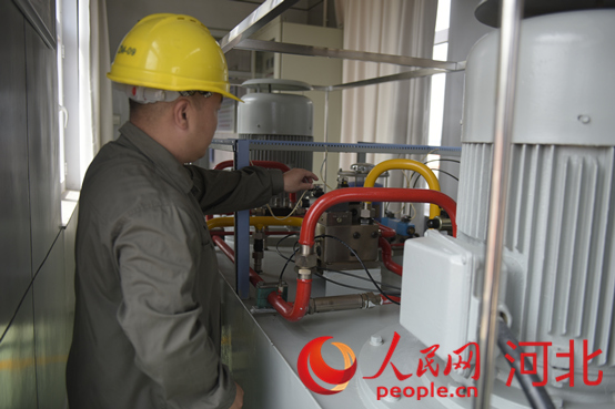 黃壁莊水庫事務中心工作人員在檢查溢洪道表口工作閘門啟臂機。人民網(wǎng)祝龍超攝