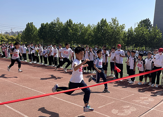 河北省威縣第四小學(xué)學(xué)生組織短跑比賽。 趙國華攝