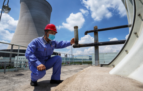 河北涿州京源熱電有限責任公司技術人員正在對設備進行檢驗排查。劉楊攝