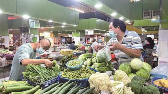 無(wú)錫市民在沁揚(yáng)市場(chǎng)和往常一樣購(gòu)買(mǎi)農(nóng)副產(chǎn)品。宗曉東攝
