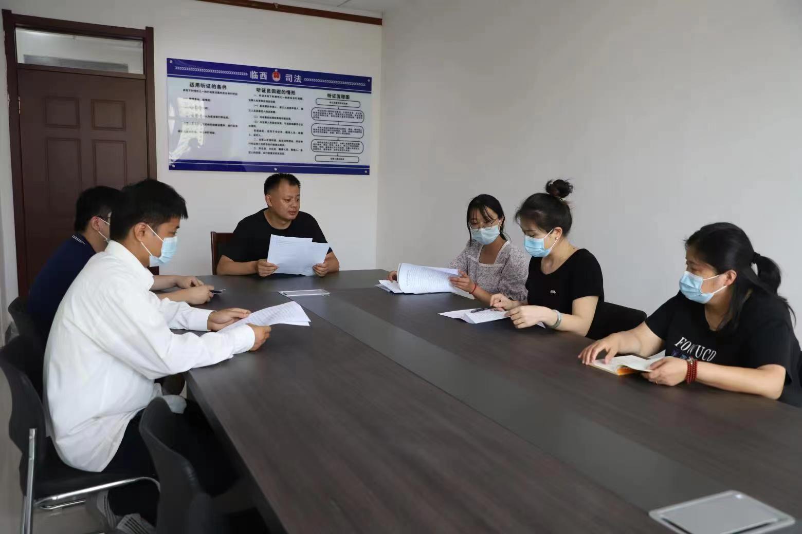 邢臺市臨西縣司法局工作人員在行政復(fù)議聽證室對行政復(fù)議事項(xiàng)開展聽證問詢。 孟凡儒攝