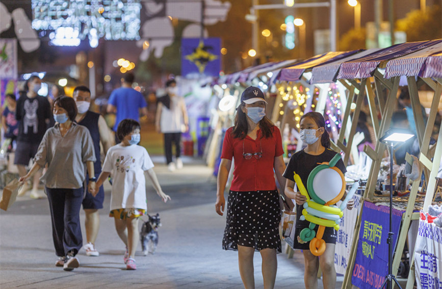 青年無限宇宙潮動(dòng)市集匯聚眾多文創(chuàng)產(chǎn)品，豐富市民夜生活。王英浩攝