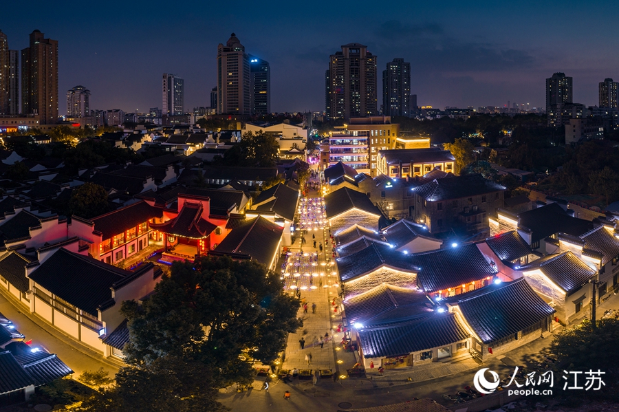 熙南里歷史文化休閑街區(qū)夜景。熙熙攝