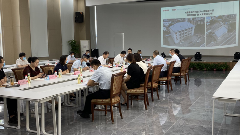 河?xùn)|區(qū)委書記范少軍一行深入老電建公司辦公園區(qū)就盤活園區(qū)工作進(jìn)行部署研究。河?xùn)|區(qū)供圖