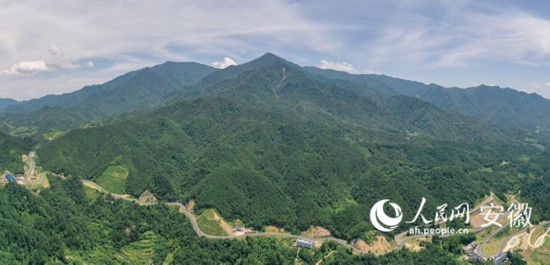 大別山旅游扶貧快速通道。人民網(wǎng) 陳若天攝