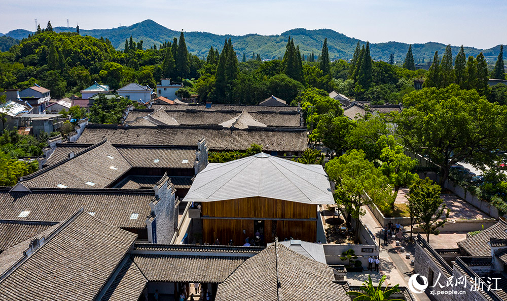 7月23日，空中俯瞰位于寧波市江北區(qū)慈城鎮(zhèn)的抱珠樓。人民網(wǎng) 章勇濤攝