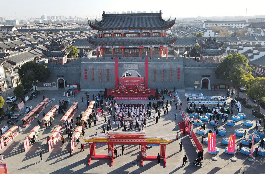 城門掛春聯(lián)，金湖沖刺“開門紅”。陳義寶攝