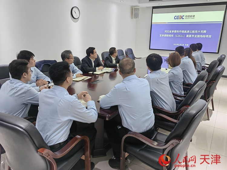 近日，中能建路橋工程有限公司領(lǐng)導(dǎo)班子成員與員工開(kāi)會(huì)討論，如何根據(jù)今年的項(xiàng)目招聘合適的優(yōu)秀人才。  人民網(wǎng) 孫翼飛攝