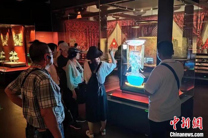 圖為臺灣新北市永和區(qū)里長聯(lián)誼會江西參訪團一行在南昌漢代海昏侯國遺址博物館內(nèi)參觀展出的珍貴文物?！●樞↓?攝