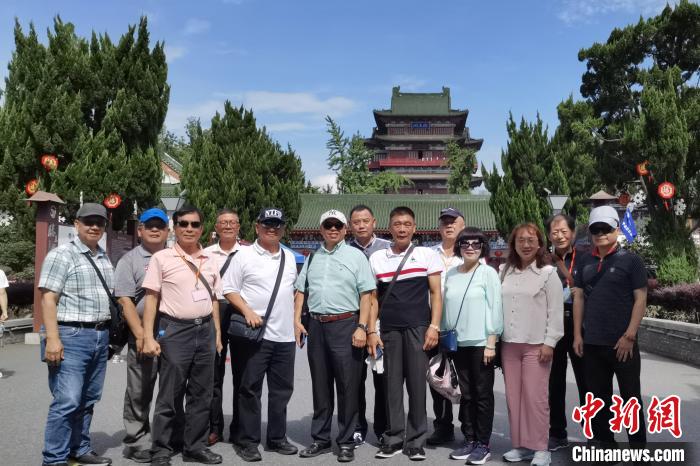 圖為臺灣新北市永和區(qū)里長聯(lián)誼會江西參訪團一行在南昌滕王閣前合影?！×鴷缘?攝
