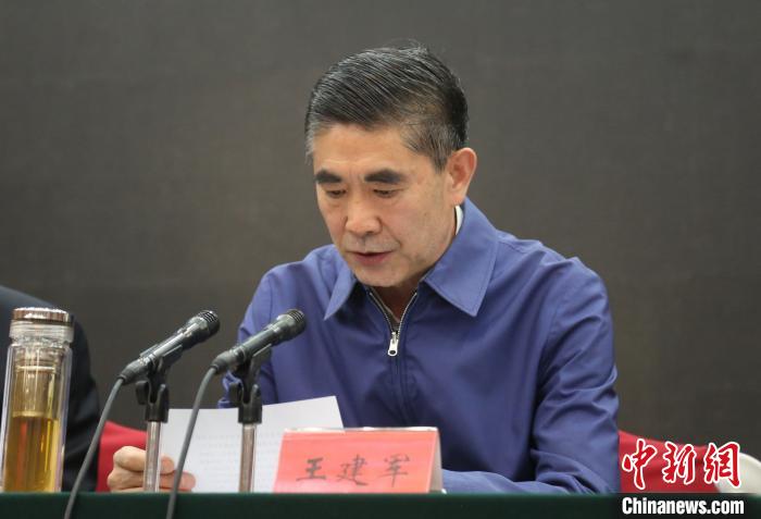 圖為青海省委書記王建軍出席會議并作講話?！?zhí)砀?攝