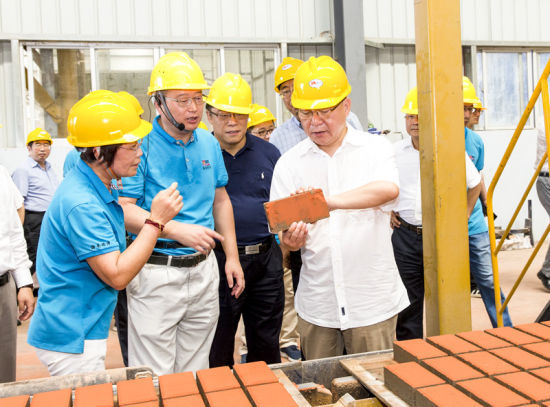 2019年6月21日下午，省長沈曉明在三亞建筑廢棄物綜合利用廠，查看用建筑廢棄物綜合處理后制成的再生水泥磚。海南日報(bào)記者 宋國強(qiáng) 攝