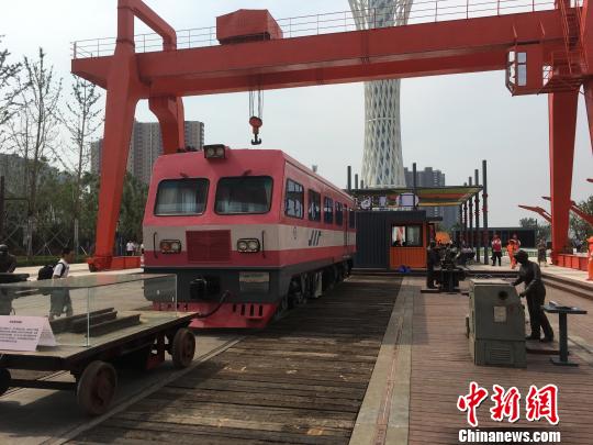 公園內(nèi)的火車車廂與貨場龍門吊等工業(yè)遺跡?！「呒t超 攝