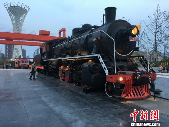 公園內(nèi)保留布置了蒸汽時(shí)代火車頭。　高紅超 攝