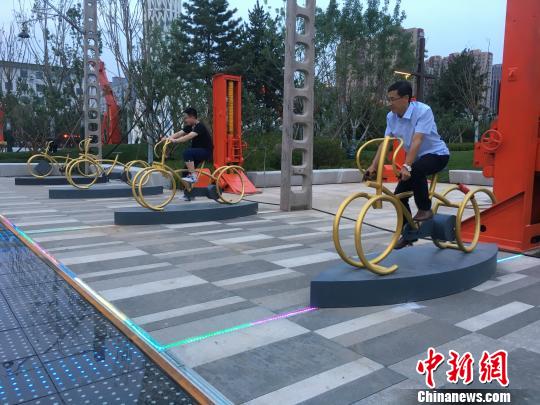 市民使用公園內(nèi)的健身設(shè)施?！「呒t超 攝