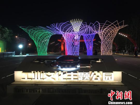 夜晚，奧運(yùn)“五色樹”的燈光?！「呒t超 攝