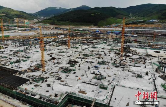 6月28日，航拍鏡頭下的河北張家口冬奧會太子城冰雪小鎮(zhèn)項目。太子城冰雪小鎮(zhèn)項目位于2022年冬奧會張家口賽區(qū)核心區(qū)，連接張家口賽區(qū)云頂和古楊樹兩個競賽場館群，建成后將承擔(dān)賽時核心區(qū)配套保障功能，提供冬奧頒獎、貴賓接待、交通換乘、休閑娛樂等服務(wù)，賽后將成為一座國際化四季度假小鎮(zhèn)。 中新社記者 楊艷敏 攝
