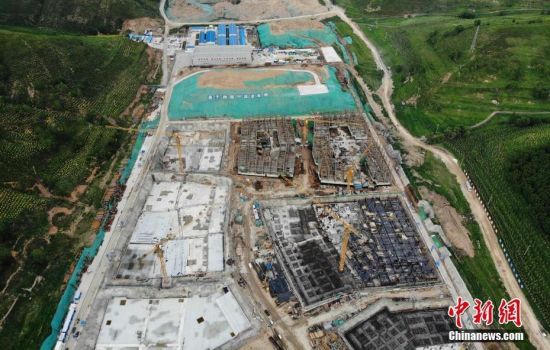 6月28日，航拍鏡頭下的河北張家口冬奧會太子城冰雪小鎮(zhèn)項目。太子城冰雪小鎮(zhèn)項目位于2022年冬奧會張家口賽區(qū)核心區(qū)，連接張家口賽區(qū)云頂和古楊樹兩個競賽場館群，建成后將承擔(dān)賽時核心區(qū)配套保障功能，提供冬奧頒獎、貴賓接待、交通換乘、休閑娛樂等服務(wù)，賽后將成為一座國際化四季度假小鎮(zhèn)。 中新社記者 楊艷敏 攝