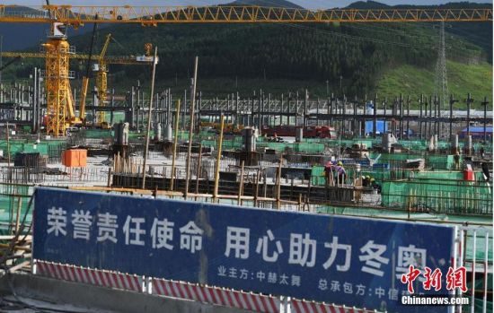6月28日，河北張家口冬奧會太子城冰雪小鎮(zhèn)項目現(xiàn)場。太子城冰雪小鎮(zhèn)項目位于2022年冬奧會張家口賽區(qū)核心區(qū)，連接張家口賽區(qū)云頂和古楊樹兩個競賽場館群，建成后將承擔(dān)賽時核心區(qū)配套保障功能，提供冬奧頒獎、貴賓接待、交通換乘、休閑娛樂等服務(wù)，賽后將成為一座國際化四季度假小鎮(zhèn)。 中新社記者 楊艷敏 攝
