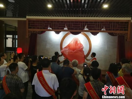 為董子石像揭幕?！⊥貔i 攝