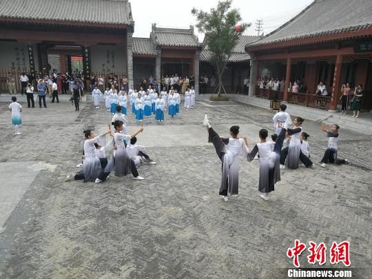 誦讀國學(xué)經(jīng)典展演?！⊥貔i 攝