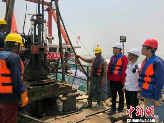 圖為勘察設(shè)計人員與常熟海事局執(zhí)法船在現(xiàn)場配合鉆探施工。　魏震 攝