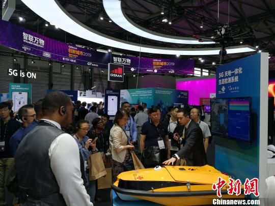 圖為現(xiàn)場(chǎng)人員講解5G“天地一體化”生態(tài)檢測(cè)系統(tǒng)?！∪伟厮?攝